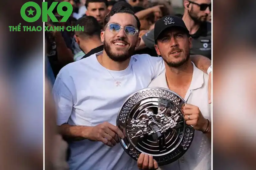 Rayan Cherki (bên trái) cùng danh hiệu 'Vua rê bóng' của Ligue 1 mùa giải 2024/25 Rayan Cherki (bên trái) cùng danh hiệu 'Vua rê bóng' của Ligue 1 mùa giải 2024/25